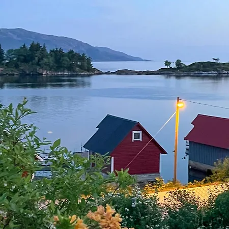 Beach Front Apartment In Svortevik With Wifi *